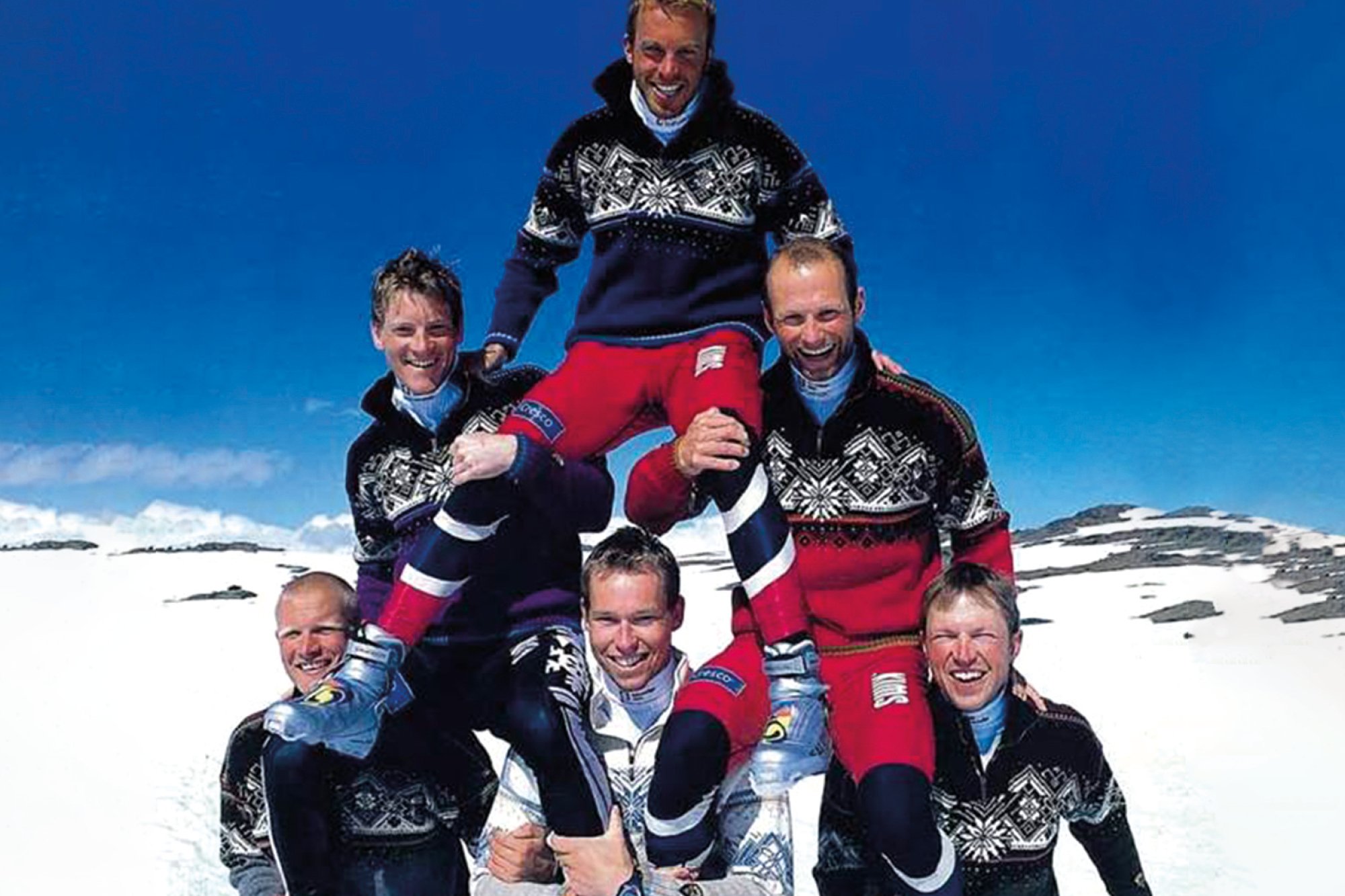 Ski-VM Val di Fiemme, Italia  2003. Bildet viser norske langrennsutøvere i den offisielle VM-genseren. Øverst: Anders Aukland. Midten: Jens Arne Svartedal og Kristen Skjeldal. Nederst f.v.: Tor Arne Hetland, Håvard Bjerkeli og Frode Estil.   